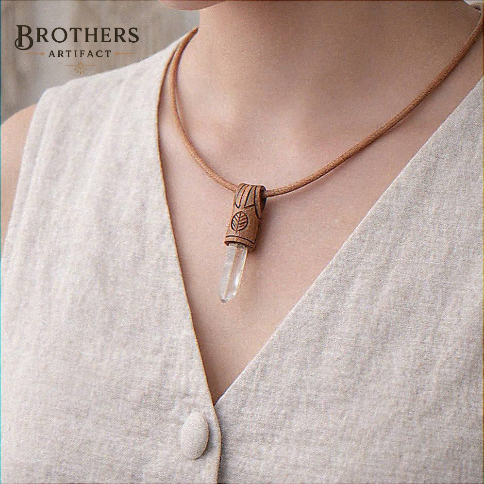 Halskette aus klarem Quarzkristall, Leder umwickelter Anhänger, Blattgravur, Boho Spiritueller Schmuck