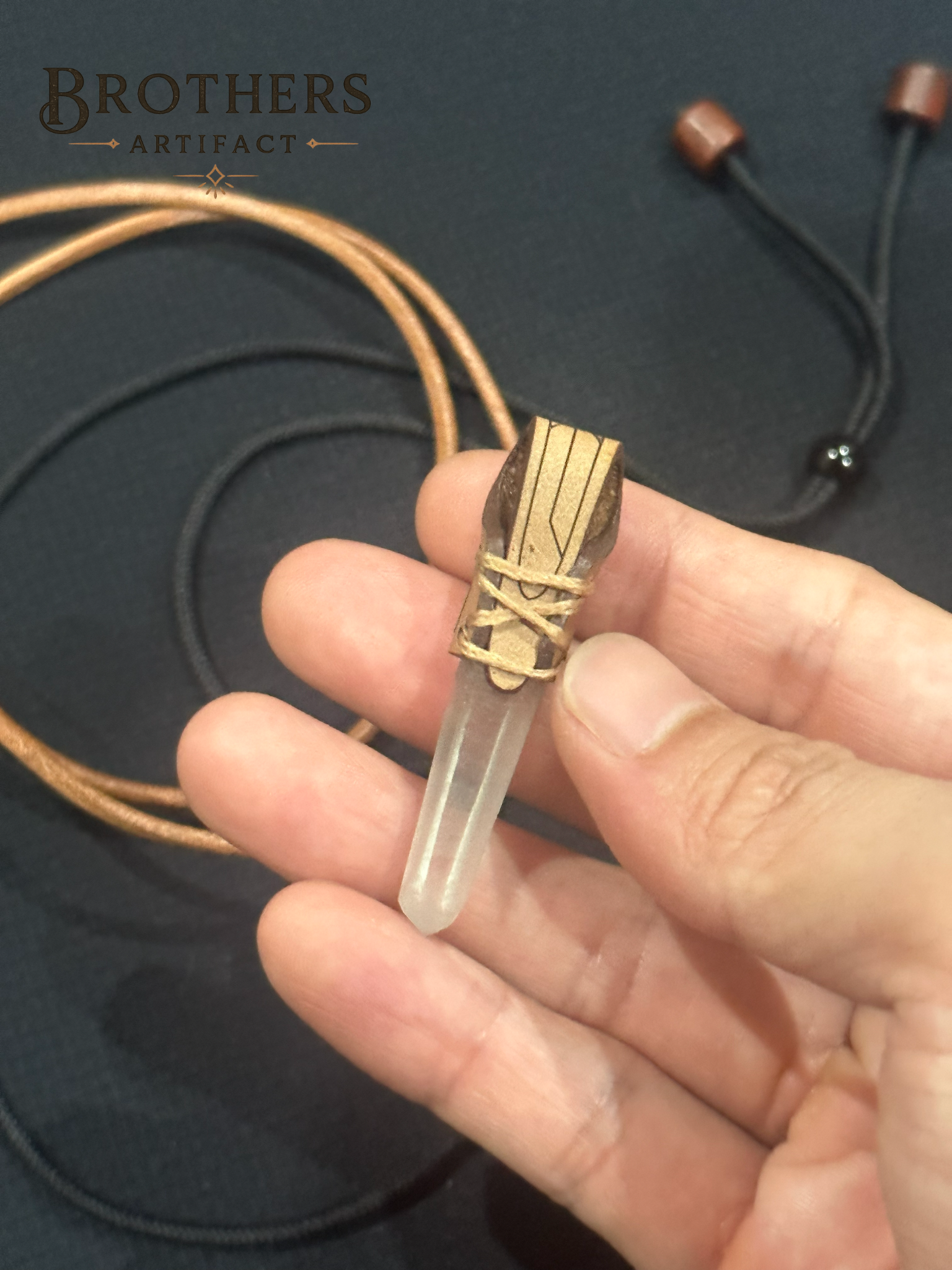Halskette aus klarem Quarzkristall, Leder umwickelter Anhänger, Blattgravur, Boho Spiritueller Schmuck
