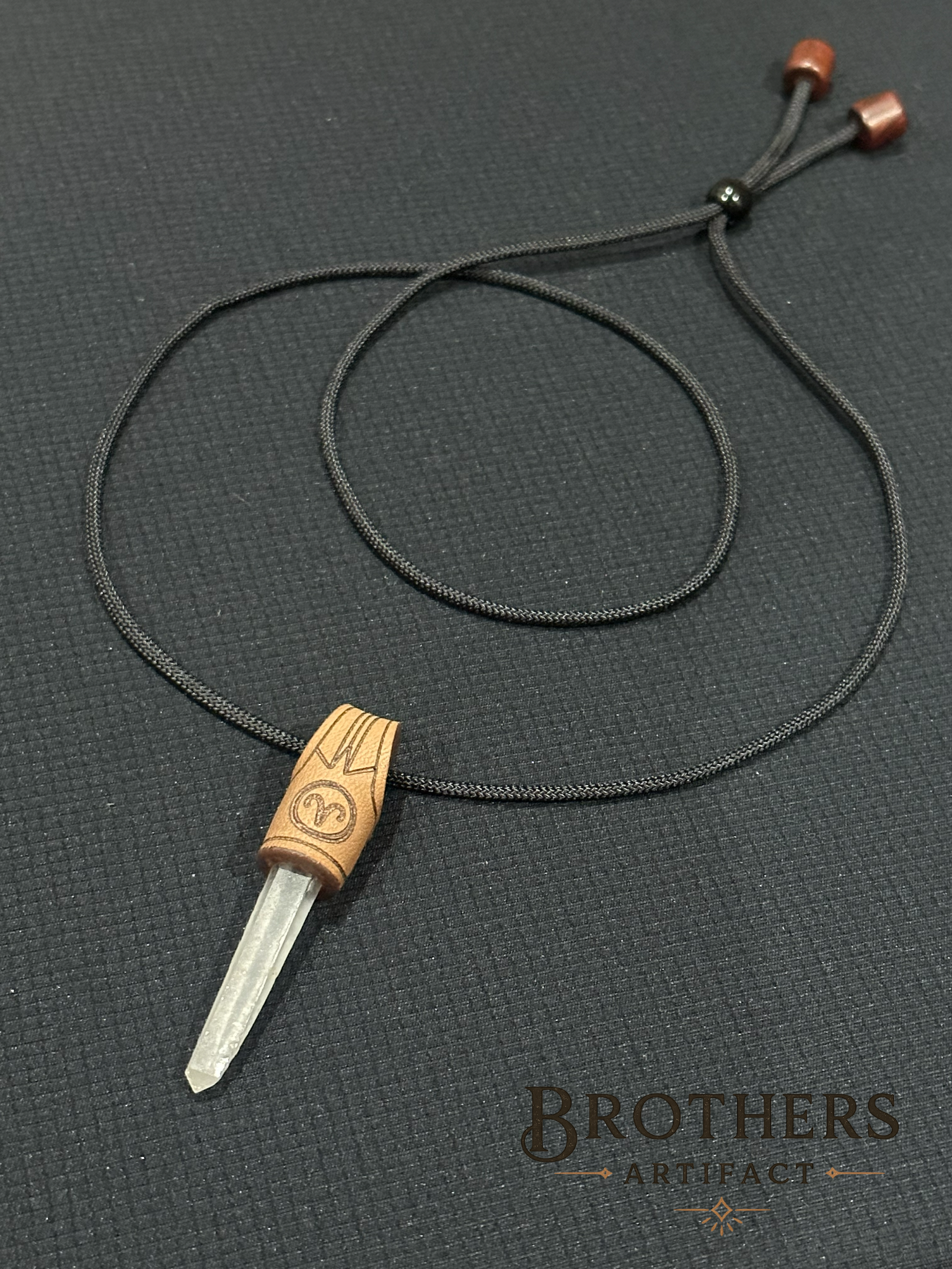 Widder Sternzeichen Halskette, Weißer Quarzkristall-Anhänger, handgefertigter Schmuck, Boho Lederband