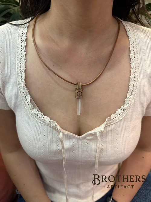 Widder Sternzeichen Halskette, Weißer Quarzkristall-Anhänger, handgefertigter Schmuck, Boho Lederband