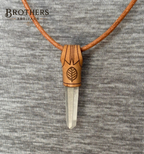 Halskette aus klarem Quarzkristall, Leder umwickelter Anhänger, Blattgravur, Boho Spiritueller Schmuck
