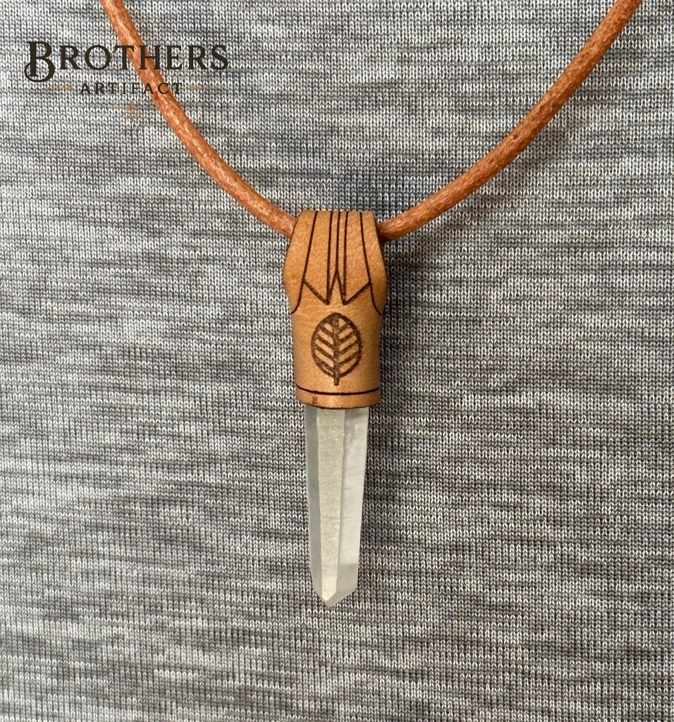 Halskette aus klarem Quarzkristall, Leder umwickelter Anhänger, Blattgravur, Boho Spiritueller Schmuck