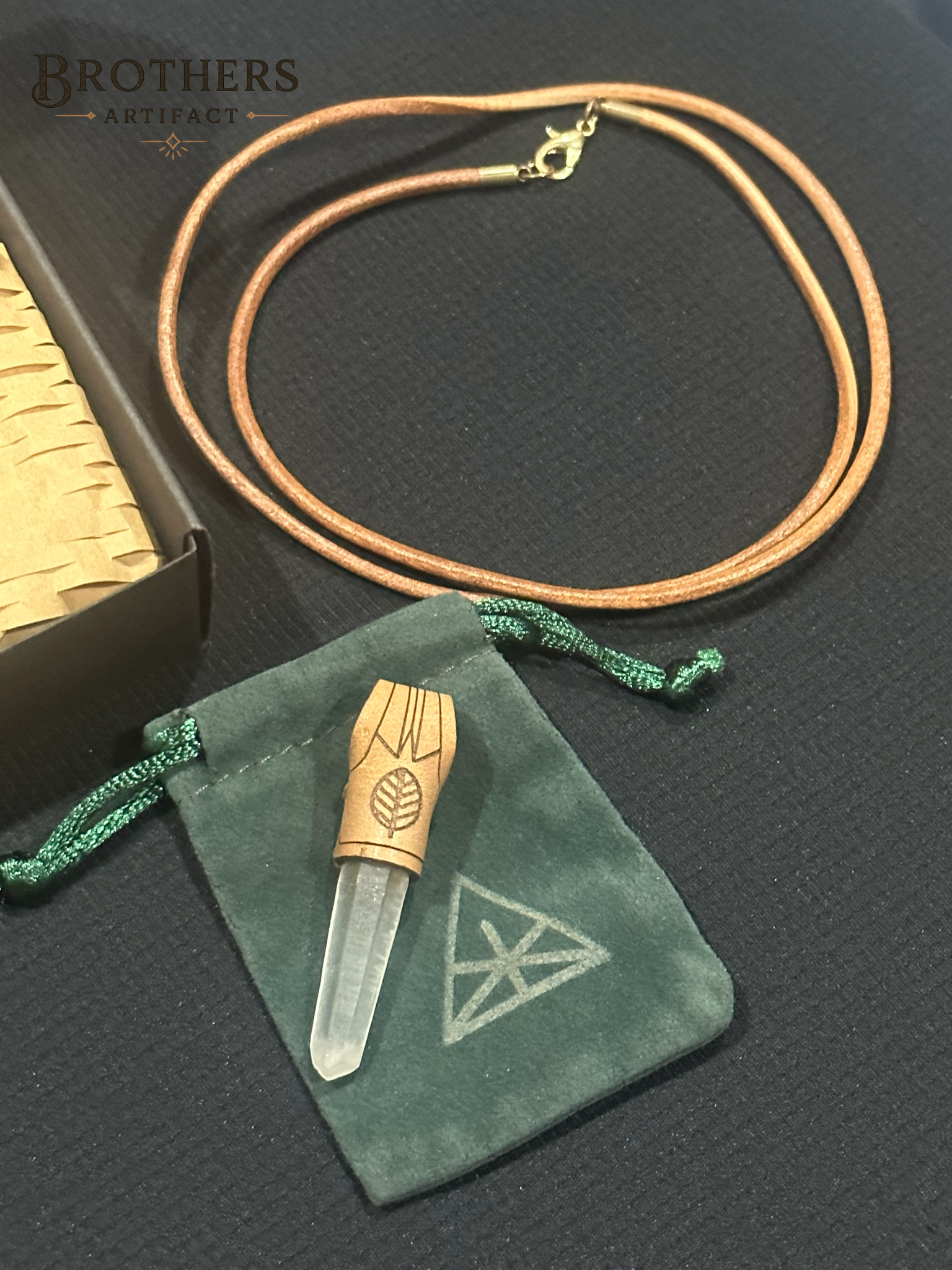 Halskette aus klarem Quarzkristall, Leder umwickelter Anhänger, Blattgravur, Boho Spiritueller Schmuck