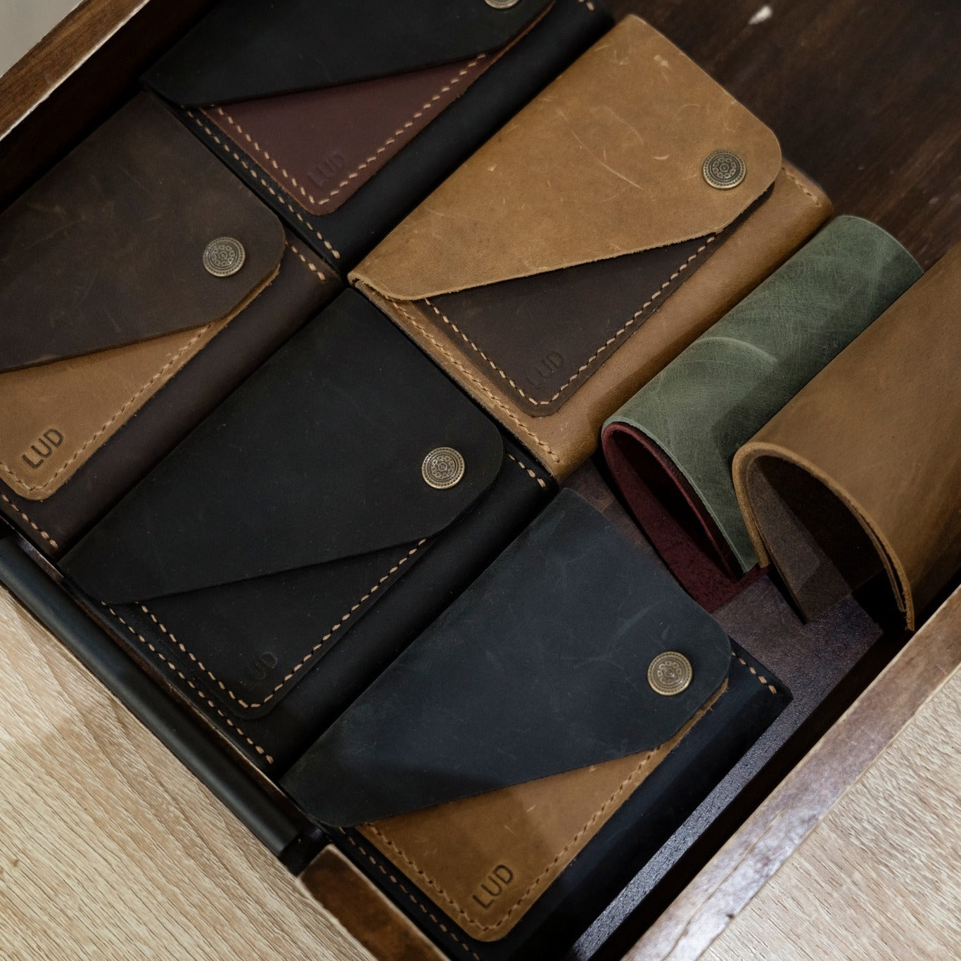 Unisex Handmade Leather Snap Wallet – Personalized Minimalist Cowhide Wallet