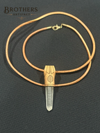 Halskette aus klarem Quarzkristall, Leder umwickelter Anhänger, Blattgravur, Boho Spiritueller Schmuck