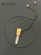 Halskette aus klarem Quarzkristall, Leder umwickelter Anhänger, Blattgravur, Boho Spiritueller Schmuck