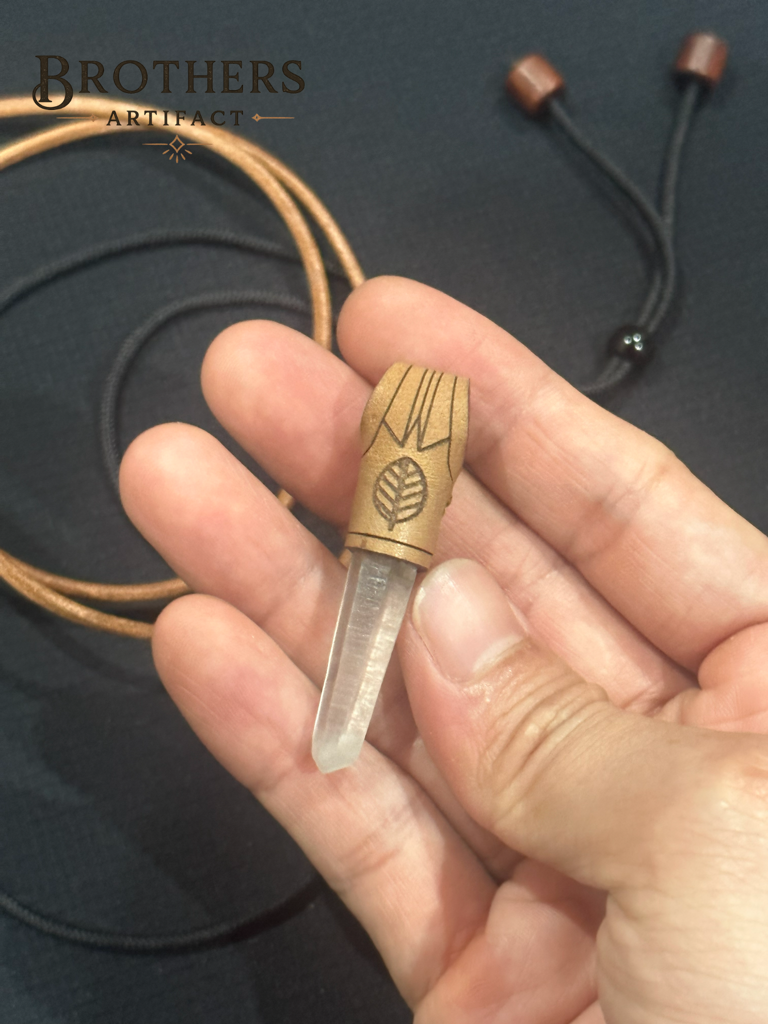 Halskette aus klarem Quarzkristall, Leder umwickelter Anhänger, Blattgravur, Boho Spiritueller Schmuck
