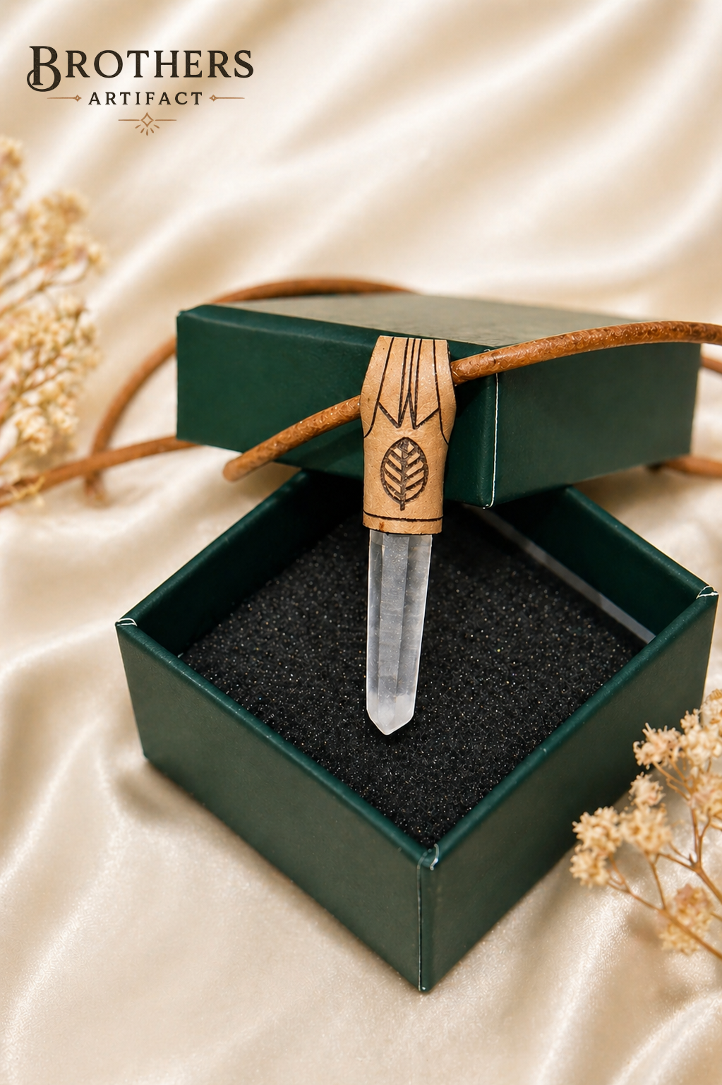 Halskette aus klarem Quarzkristall, Leder umwickelter Anhänger, Blattgravur, Boho Spiritueller Schmuck